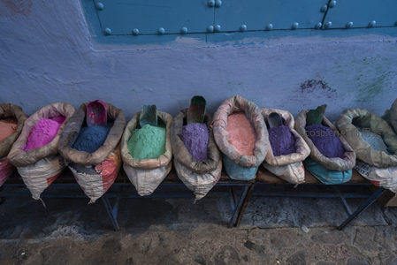 五彩染料袋整齐排列在墙边