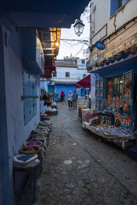 蜿蜒石巷尽头的蓝色街景