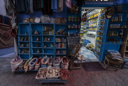 蓝墙店铺琳琅满目的香料商品