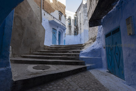 静谧蓝白阶梯通向古城深处