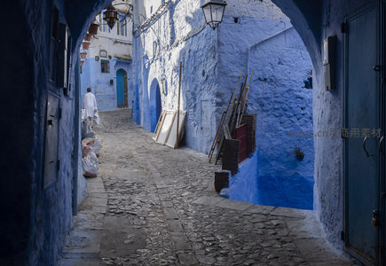 晨光中蓝色小巷的静谧时光