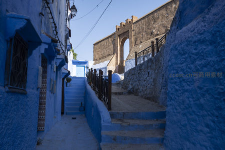 蓝色小镇的石阶与古墙