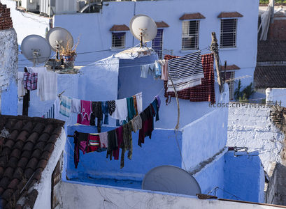 屋顶晾衣与卫星天线