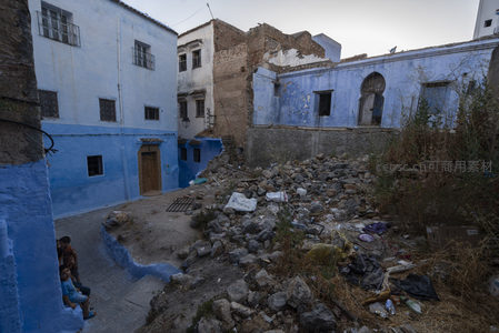 蓝色古城的破败角落与生活痕迹
