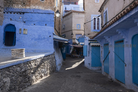 阳光洒落的蓝色迷宫小巷