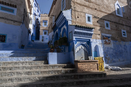 蓝白相间的阶梯与传统喷泉