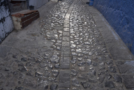 湿漉漉的鹅卵石小径延伸远方