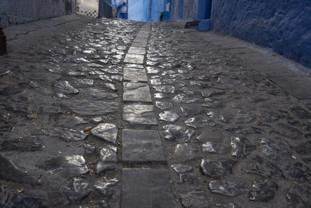 幽深石径通向蓝色世界的尽头