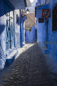 阳光洒落的蓝色迷宫小巷