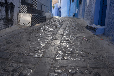 延伸向远方的蓝色石径小巷