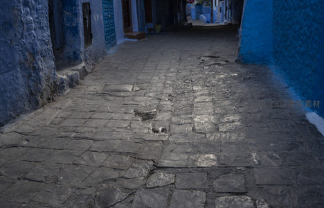 空无一人的蓝色老街石板路