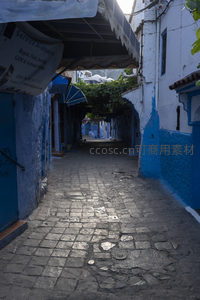 蓝白相间的摩洛哥古城巷道