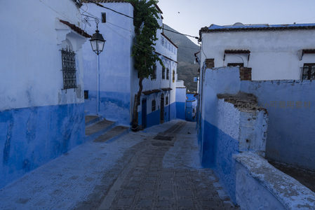 晨曦中的蓝白古城街角