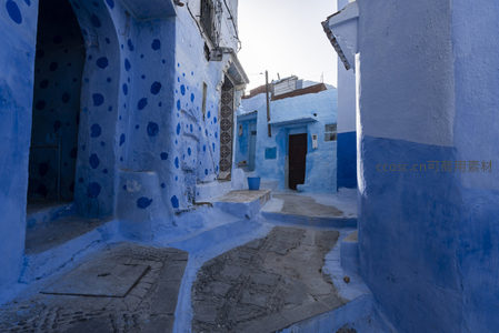 蓝色迷宫巷道，斑点墙绘如梦似幻