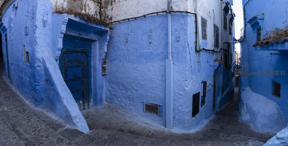 蓝色古城转角，拱门雕花诉说时光