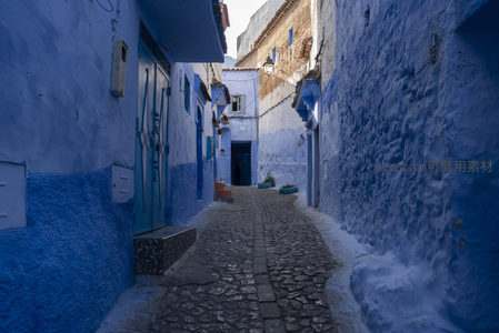 幽静蓝巷深处，石径通向未知秘境