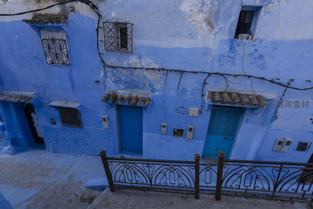 俯瞰蓝色屋檐，铁艺栏杆勾勒生活图景