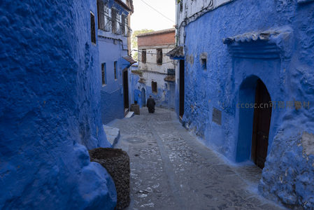 蓝墙夹道行人缓步，古巷深处有人家