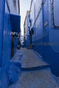 幽深蓝巷尽头，阶梯通向天空之境