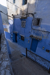 俯瞰蓝色阶梯，铁艺栏杆映衬古宅风情