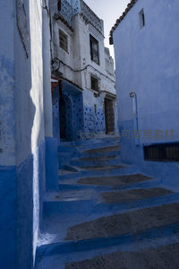 光影交错蓝阶，白墙点缀传统民居