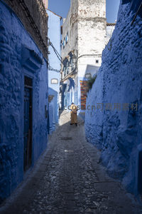 蓝色巷弄中的静谧时光