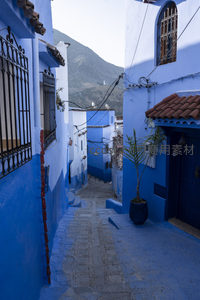 山脚下的蓝色迷宫小径