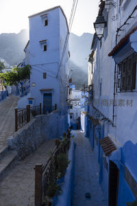 晨光中的蓝色山谷城镇