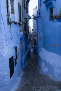 蓝色迷宫巷道，光影斑驳的异域风情