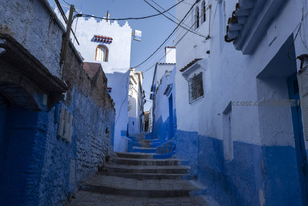 阶梯向上延伸，通往蓝天下的蓝色秘境