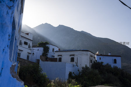 山脚下的蓝白村落，晨雾轻抚山峦轮廓