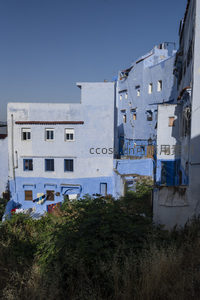 蓝白建筑群落与晴空相映