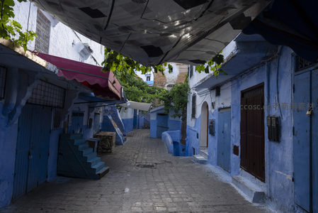 舍夫沙万街角的蓝色屋檐与遮阳布