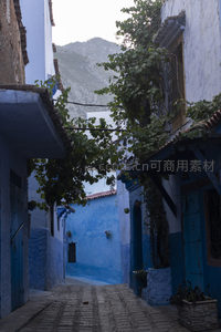 山脚下蓝调巷弄，藤蔓缠绕门楣远眺苍翠群峰