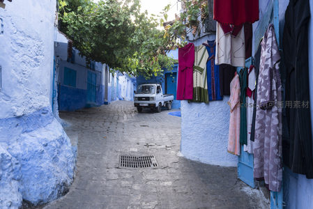 晾衣巷口的小货车与蓝屋