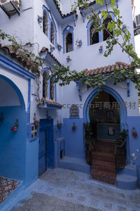 拱门庭院里的蓝白建筑细节