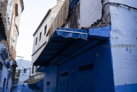 蓝白相间的屋顶与遮阳篷下的时光