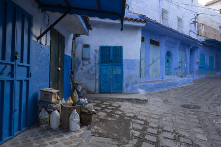 街角的日常：蓝色门扉旁的生活印记