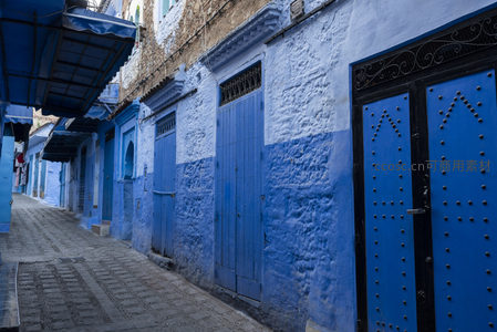蓝色小镇的宁静巷道与古朴门扉