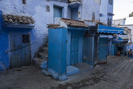 蓝墙老屋角落的生活气息