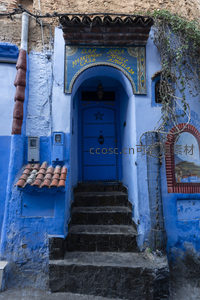 装饰精美的蓝色拱门入口