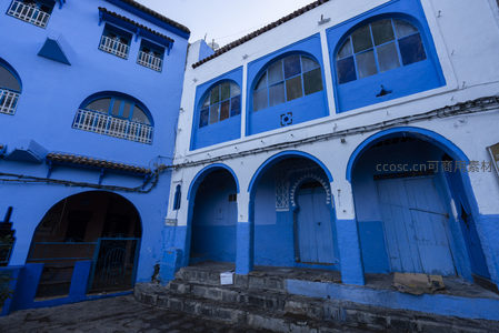 蓝白建筑群中的拱廊庭院