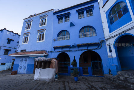 蓝色小镇的宁静街角，古朴建筑与生活气息交融