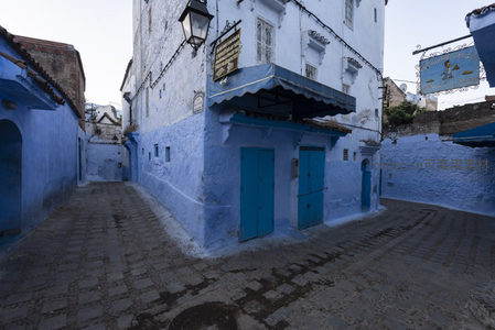 转角处的蓝色店铺，招牌悬垂，古巷深处时光静止