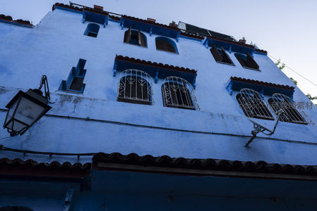 仰望蓝色窗棂，舍夫沙万老宅的几何美学