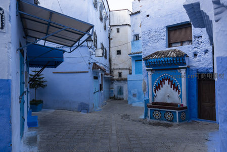 蓝色庭院中的喷泉，舍夫沙万街头的文化符号