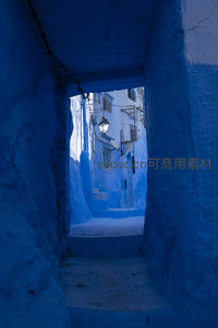 蓝色迷宫巷道，光影交错的异域风情