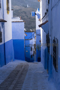 蓝白相间的坡道，远山下的宁静街景