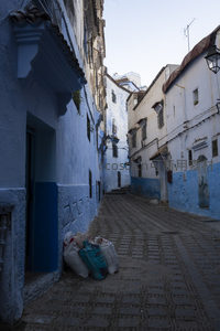 幽深巷陌，墙角堆叠的生活印记