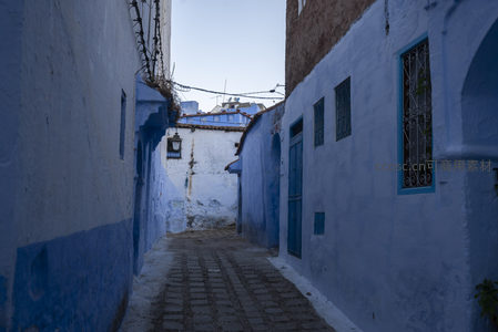 晨曦中的蓝色小巷，静谧无人的诗意角落